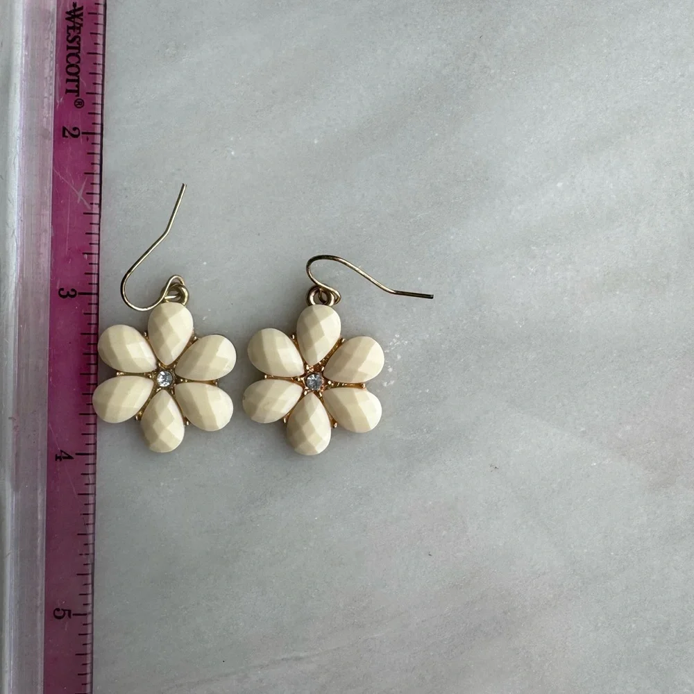 Elegant Cream Flower Earrings - Picture 2 of 2
